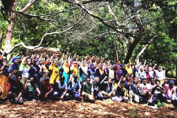 Warga Wawonii sedang berkumpul menolak perusahaan tambang, 11 Oktober 2024. Foto: Jatam.org
