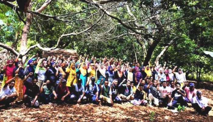 Warga Wawonii sedang berkumpul menolak perusahaan tambang, 11 Oktober 2024. Foto: Jatam.org